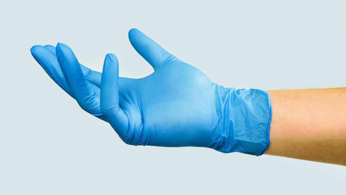 Chart comparing degradation rates of common glove materials exposed to heat (400°F) and household chemicals like vinegar and baking soda paste over 8 weeks