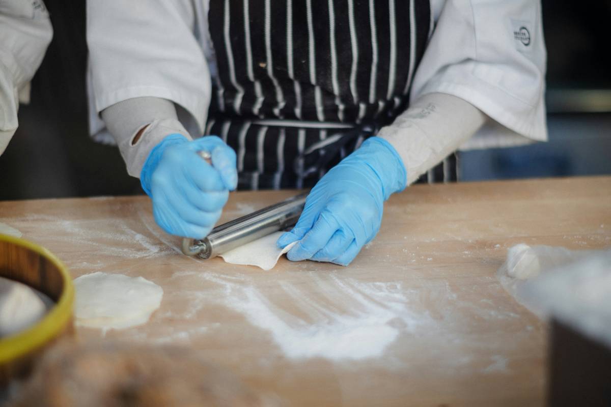 Why Your Kitchen Deserves Long Heat Resistant Gloves (And How to Pick the Right Reusable Pair)